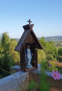 KAPLICZKA OGRODOWA Z MATKĄ BOŻĄ  NIEPOKALANĄ