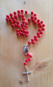 ŚWIĘTY FLORIAN - RÓŻANIEC Z RELIKWIĄ czerwony