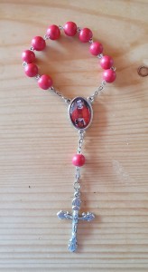 JERZY POPIEŁUSZKO - DZIESIĄTKA RÓŻAŃCA Z RELIKWIĄ - czerwona