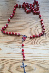 JERZY POPIEŁUSZKO-RÓŻANIEC Z RELIKWIĄ - czerwono-złoty