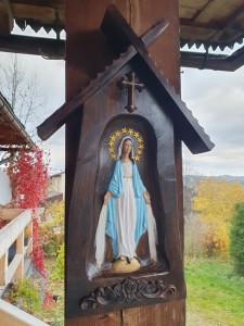 KAPLICZKA Z RZEŹBIONĄ MARYJĄ NIEPOLANĄ - ciemna