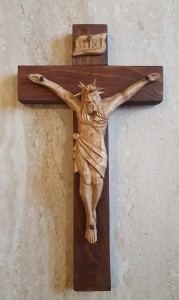 KRZYŻ WISZĄCY RĘCZNIE RZEŹBIONY