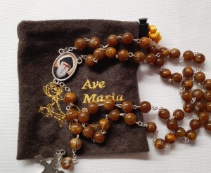 CHARBEL - RÓŻANIEC Z RELIKWIĄ - brązowy melanż -szklany