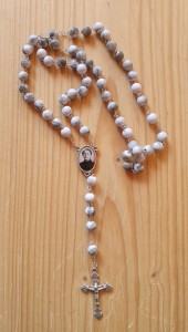 GEMMA GALGANI - RÓŻANIEC Z RELIKWIĄ - jasny popiel z  etui