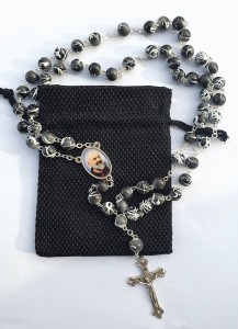 O. Pio - RÓŻANIEC Z RELIKWIĄ - czarny marmurek