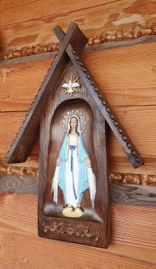 KAPLICZKA Z DUCHEM ŚWIĘTYM - Z ORNAMENTEM RZEŹBIONYM.