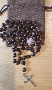 ŚW. OJCIEC PIO - RÓŻANIEC Z RELIKWIĄ -brązowy