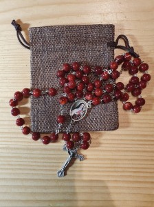 ŚWIĘTA TERESA - RÓŻANIEC Z RELIKWIĄ - bordowy