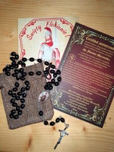 FLORIAN - RÓŻANIEC Z RELIKWIĄ - czarny drewniany