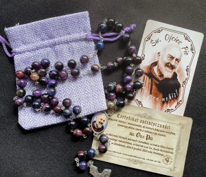 AGATY FIOLETOWE - RÓŻANIEC Z RELIKWIĄ OJCA PIO