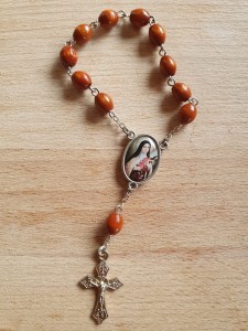 ŚWIĘTA TERESA - dziesiątka różańca z relikwią - drewniana