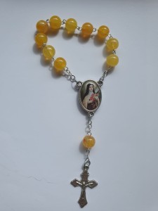 ŚWIĘTA TERESA - DZISIĄTKA RÓŻAŃCA - imitacja bursztynu