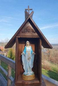 DUŻA KAPLICZKA DREWNIANA Z FIGURĄ MATKI BOŻEJ 