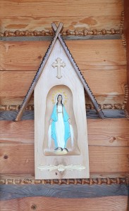 DUŻA KAPLICZKA DĘBOWA Z MATKĄ BOŻĄ -RZEŹBIONA -80