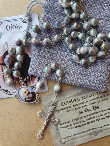 RÓŻANIEC Z RELIKWIĄ OJCA PIO - fioletowo-perłowy