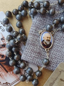 RÓŻANIEC Z RELIKWIĄ OJCA PIO - kolor grafitowy