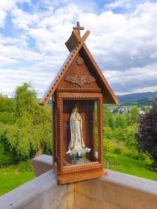 KAPLICZKA ZAMYKANA Z FIGURĄ MATKI BOŻEJ FATIMSKIEJ - ornament różany - na zamówienie