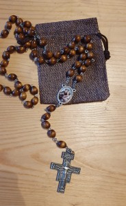 ŚW. ANTONI - RÓŻANIEC Z RELIKWIĄ - brązowy