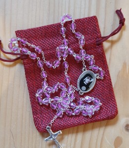 ŚW. FAUSTYNA - RÓŻANIEC Z RELIKWIĄ - różowe kryształki