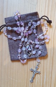 ŚW. RITA - RÓŻANIEC Z RELIKWIĄ - różowy szklany