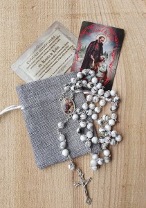 ŚW. KAMIL - RÓŻANIEC Z RELIKWIĄ szary marmurek