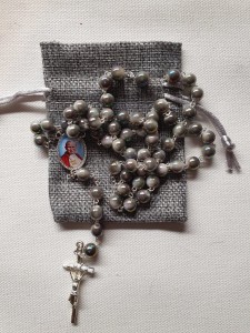 JAN PAWEŁ II - różaniec z relikwią - szary z etui