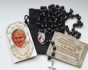 JAN PAWEŁ II - RÓŻANIEC Z RELIKWIĄ - czarny drewniany