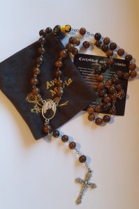 GEMMA GALGANI - RÓŻANIEC Z RELIKWIĄ - drewno egzotyczne robles