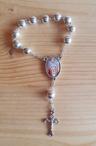 ŚWIĘTY MIKOŁAJ - dziesiątka różańca z relikwią - kolor srebrny