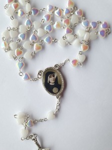 Św. FAUSTYNA - RÓŻANIEC Z RELIKWIĄ - białe serduszka