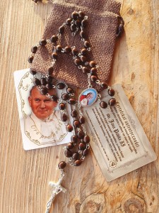 JAN PAWEŁ II - RÓŻANIEC Z RELIKWIĄ -brązowy z etui