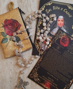 RITA- RÓŻANIEC Z RELIKWIĄ w ozdobnym etui - metalowe różyczki
