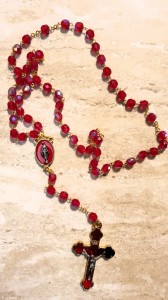 RÓŻANIEC CZERWONE KRYSZTAŁKI - EMALIOWANY KRZYŻ