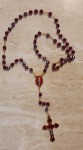 RÓŻANIEC SZKLANY Z EMALIOWANYM KRZYŻEM - BORDOWY
