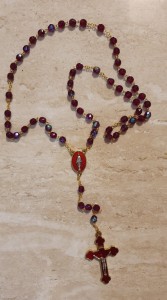 RÓŻANIEC SZKLANY Z EMALIOWANYM KRZYŻEM - BORDOWY