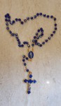 RÓŻANIEC SZKLANY Z EMALIOWANYM KRZYŻEM - szafirowy