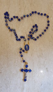 RÓŻANIEC SZKLANY Z EMALIOWANYM KRZYŻEM - szafirowy
