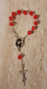 DZIESIĄTKA RÓŻAŃCA Z RELIKWIĄ ŚW. FAUSTYNY - czerwona