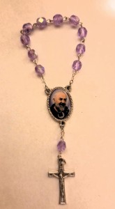 DZIESIĄTKA RÓŻAŃCA Z RELIKWIĄ  ŚW. OJCA PIO - fioletowe kryształki