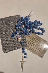 RÓŻANIEC Z RELIKWIĄ - JAN PAWEŁ II - niebieski -komplet z etui i certyfikatem