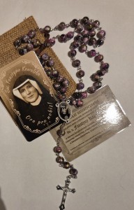 RÓŻANIEC Z RELIKWIĄ - ŚW. FAUSTYNA KOWALSKA - komplet z etui i certyfikatem