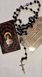 MAŁGORZATA ALACOQUE - RÓŻANIEC Z RELIKWIĄ - czarne kryształki