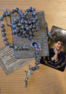 CARLO ACUTIS - RÓŻANIEC Z RELIKWIĄ SZARY - ETUI LNIANE