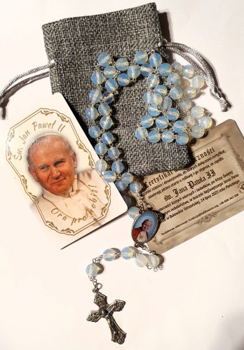 opale-rozaniec-z-relikwia-JPII.jpg