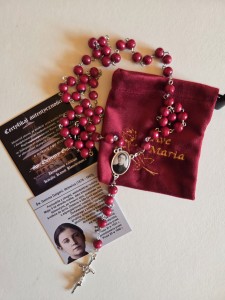 GEMMA GALGANI - różaniec z relikwią -bordowy z etui.