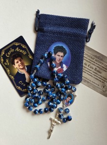 CARLO ACUSTIS - RÓŻANIEC Z RELIKWIĄ - niebieski