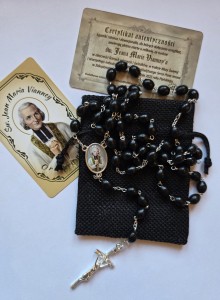 ŚWIĘTY JAN VIANNEY - RÓŻANIEC Z RELIKWIĄ - czarny