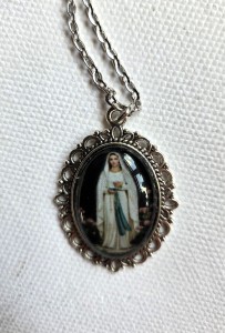 MATKA BOŻA Z LOURDES - medalik stylowy na łańcuszku