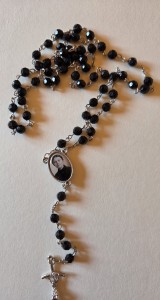GEMMA GALGANI - czarny różaniec z relikwią - kryształki -z etui