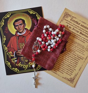 RÓŻANIEC PATRIOTYCZNY Z RELIKWIĄ KSIEDZA POPIEŁUSZKI